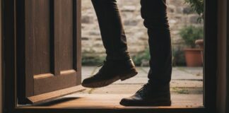 Господині розповіли, чому потрібно переступати поріг тільки правою ногою  