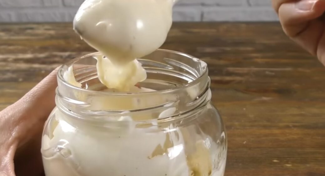 4 інгредієнти + сіль: рецепт майонезу без сирих яєць і на мінімальну калорійність — для святкових салатів 