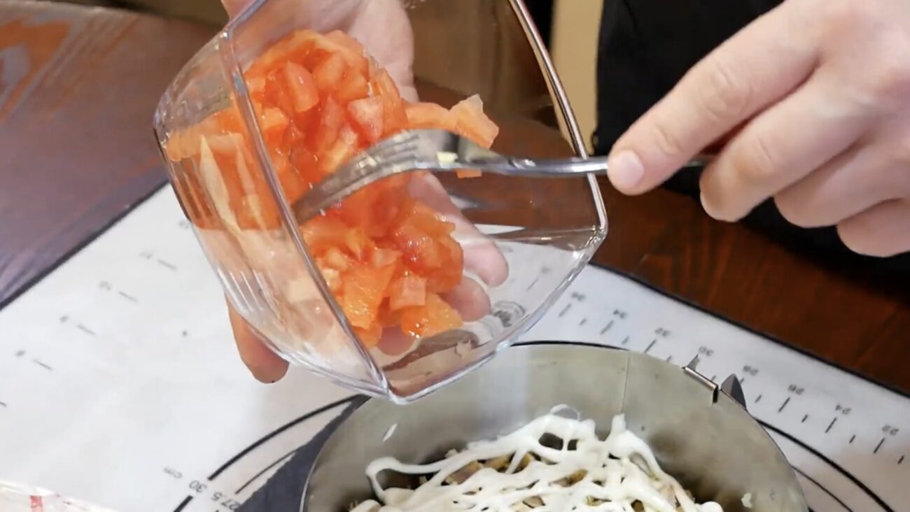 Господині розповіли, як приготувати смачний святковий салат з простих продуктів 