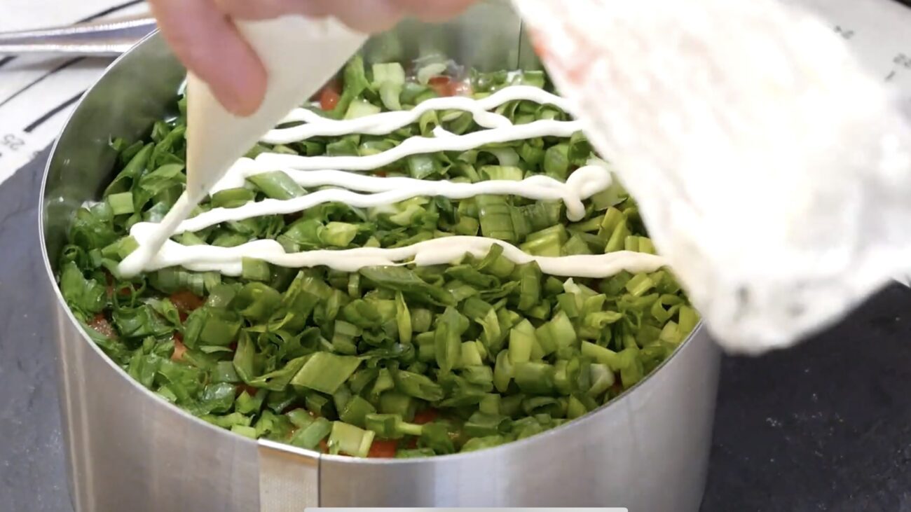 Господині розповіли, як приготувати смачний святковий салат з простих продуктів 