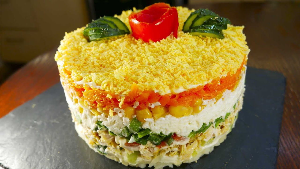 Господині розповіли, як приготувати смачний святковий салат з простих продуктів 