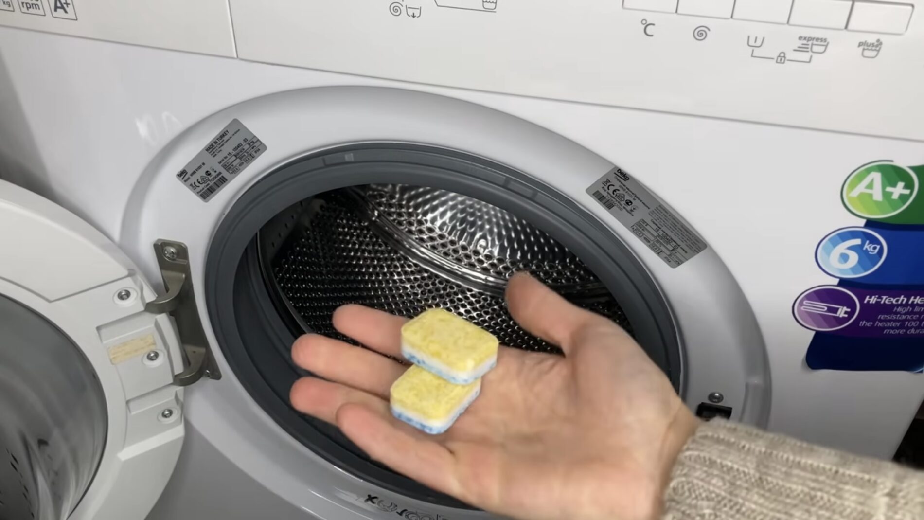 Господині розповіли, як прати кухонні рушники, щоб не залишалося запаху і плям 