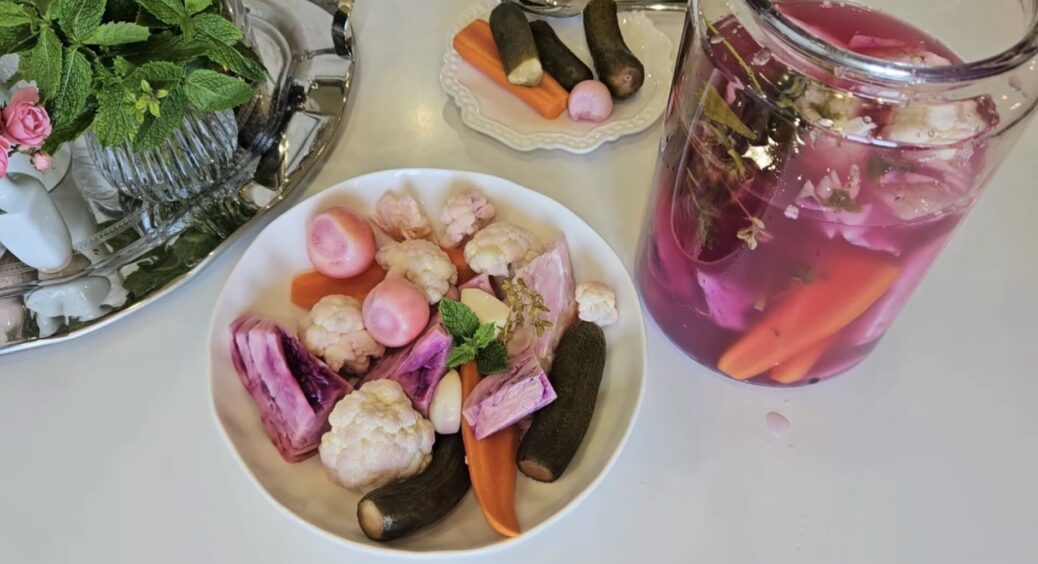 Квашу не тільки капусту, а й цілу купу овочів — від редиски до моркви: це закуска №1 на будь-якому застіллі 