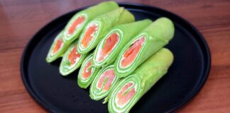 Господині розповіли, як приготувати святкові зелені млинці з лососем 