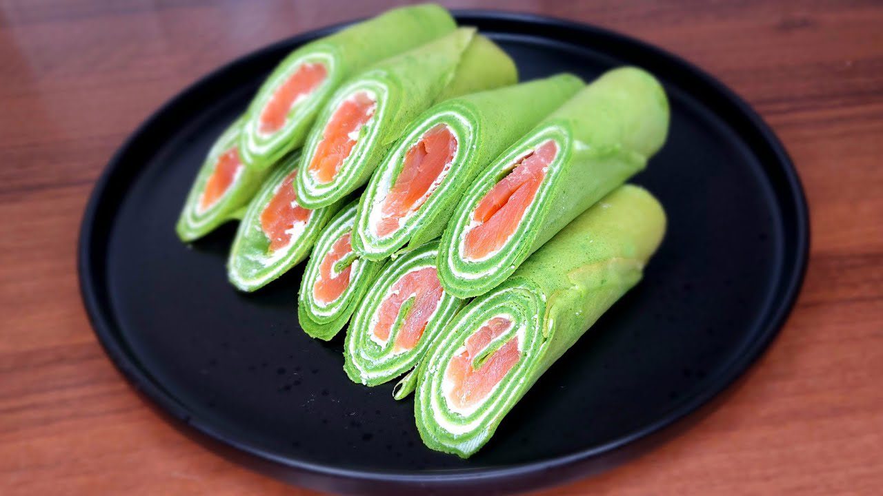 Господині розповіли, як приготувати святкові зелені млинці з лососем 