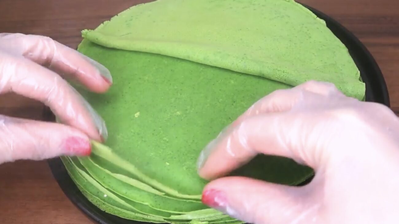 Господині розповіли, як приготувати святкові зелені млинці з лососем Господині розповіли, як приготувати святкові зелені млинці з лососем