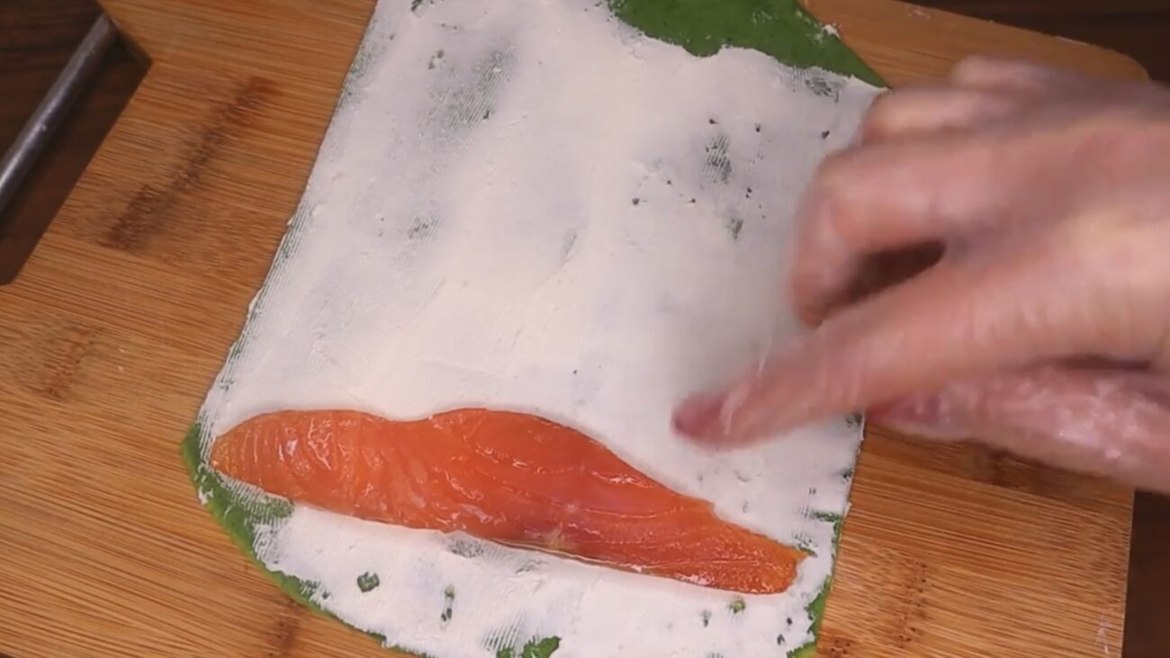 Господині розповіли, як приготувати святкові зелені млинці з лососем Господині розповіли, як приготувати святкові зелені млинці з лососем