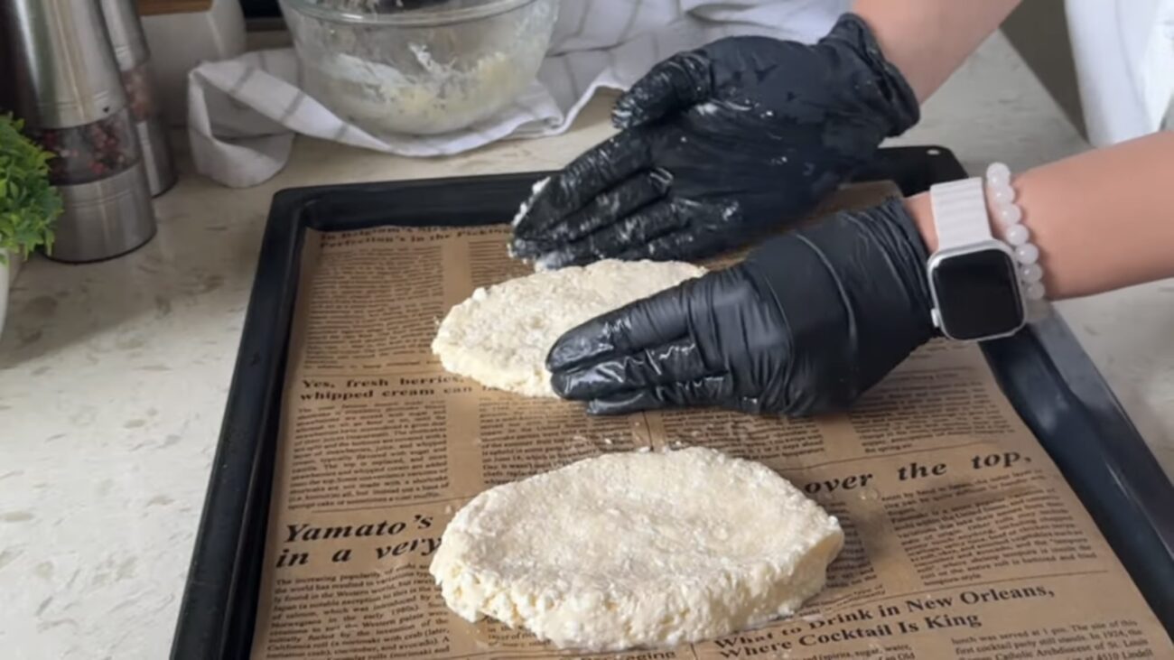 Господині розповіли рецепт хачапурі по-аджарськи, яке готується 10 хвилин Господині розповіли рецепт хачапурі по-аджарськи, яке готується 10 хвилин