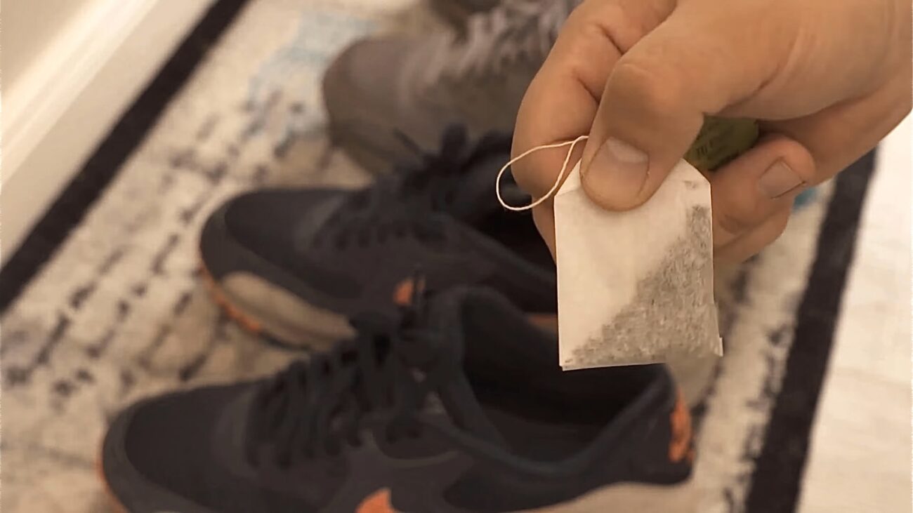 Господині розповіли, навіщо класти у взуття чайні пакетки