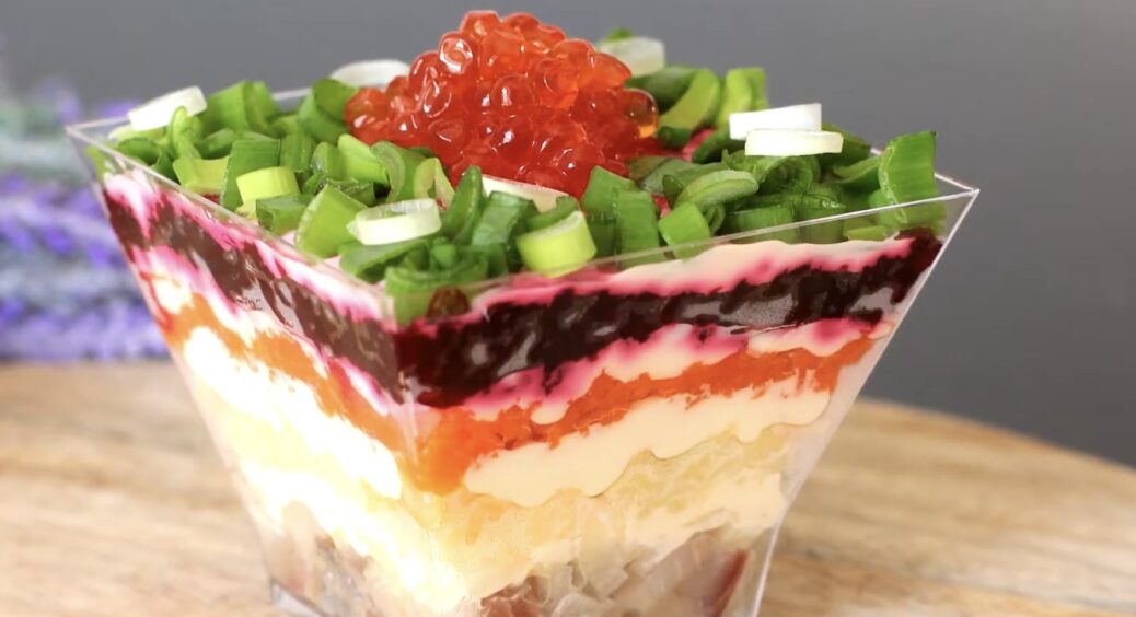 Більше ніхто не лізе облизаною ложкою у велику салатницю: готую порційну “Шубу” у стаканах — відходів 0 