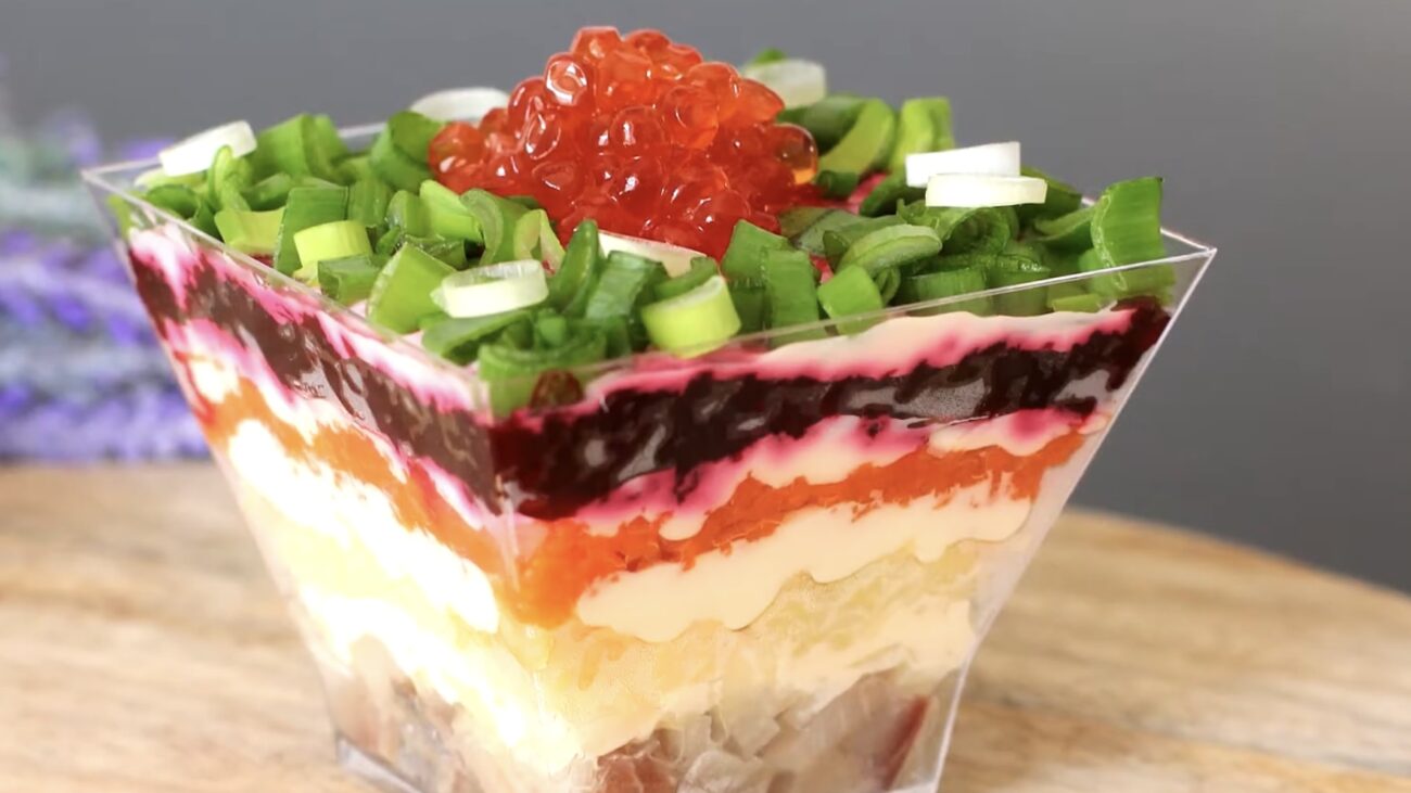 Господині розповіли, як приготувати святковий салат у стаканчиках