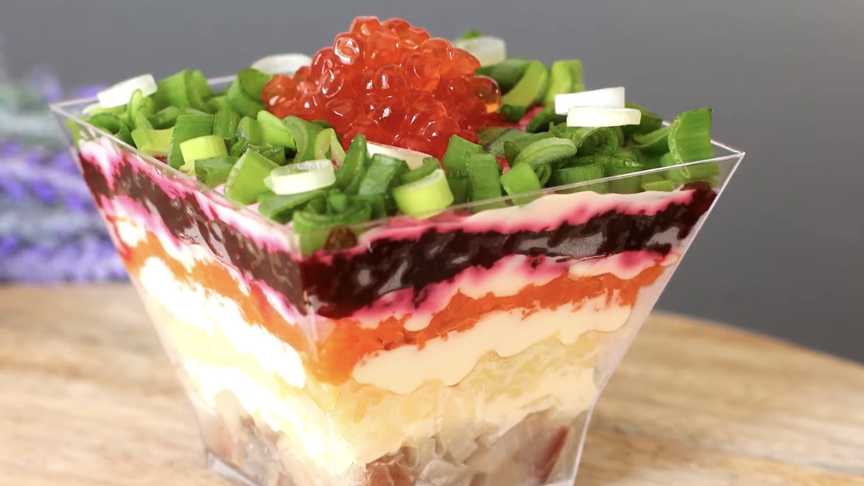 Господині розповіли, як приготувати святковий салат у стаканчиках 