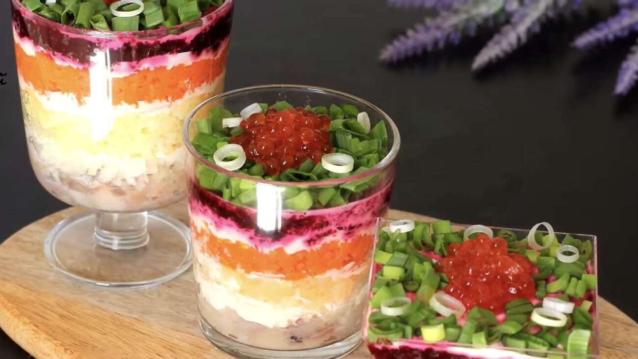 Господині розповіли, як приготувати святковий салат у стаканчиках 