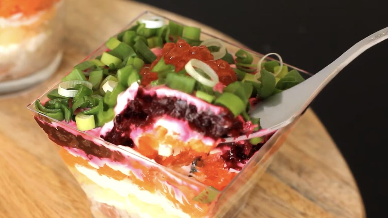 Господині розповіли, як приготувати святковий салат у стаканчиках 