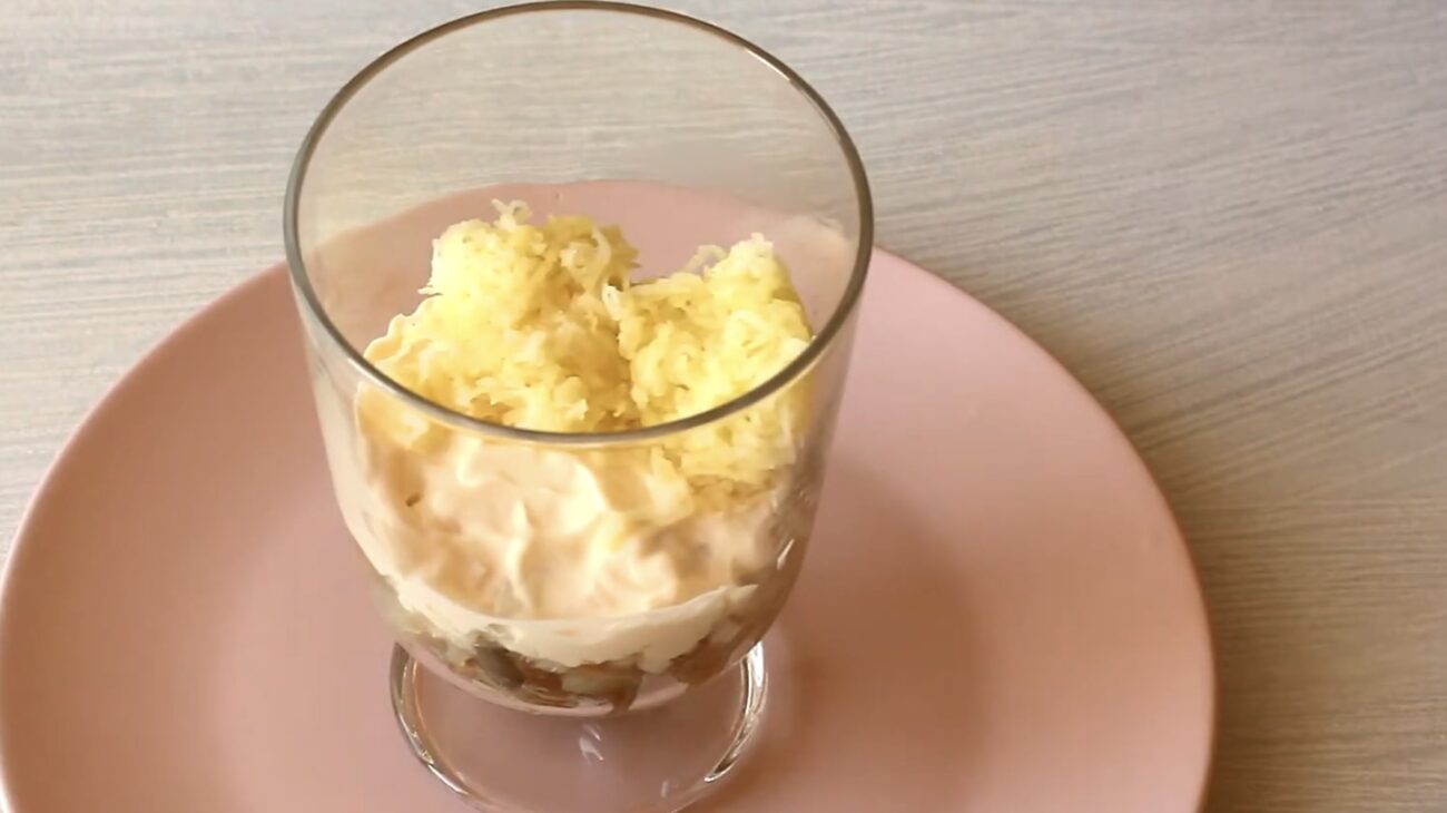 Господині розповіли, як приготувати святковий салат у стаканчиках 