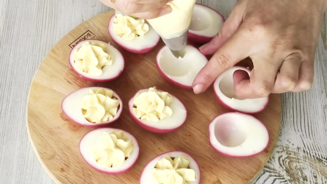 Господині розповіли, як приготувати просту і смачну закуску на святковий стіл 