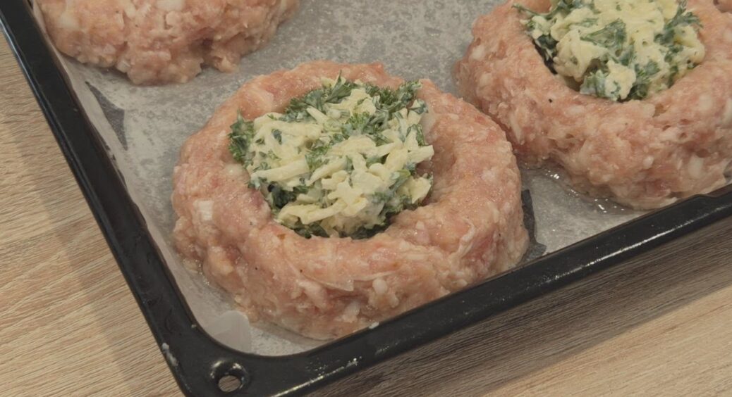 600 г фаршу + 1 яйце + 130 г сиру на ваш смак: “щось мʼясне” до вечері за 35 хвилин — ще й яка економія 