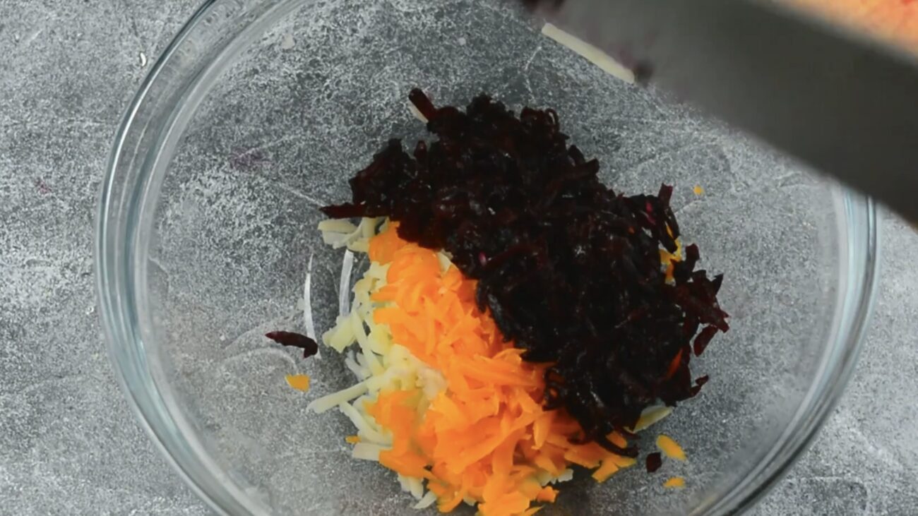 Господині розповіли, як по-новому можнаскладати салат Шуба Господині розповіли, як по-новому можнаскладати салат Шуба