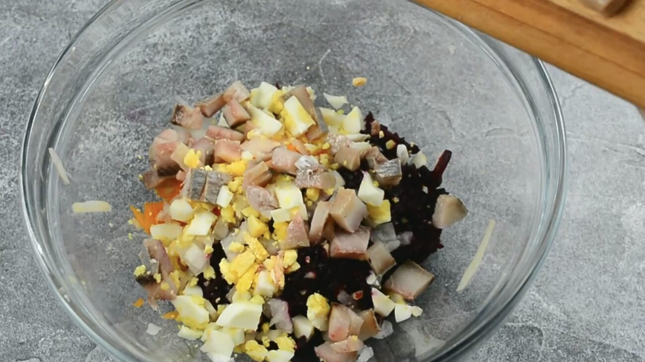 Господині розповіли, як по-новому можнаскладати салат Шуба Господині розповіли, як по-новому можнаскладати салат Шуба