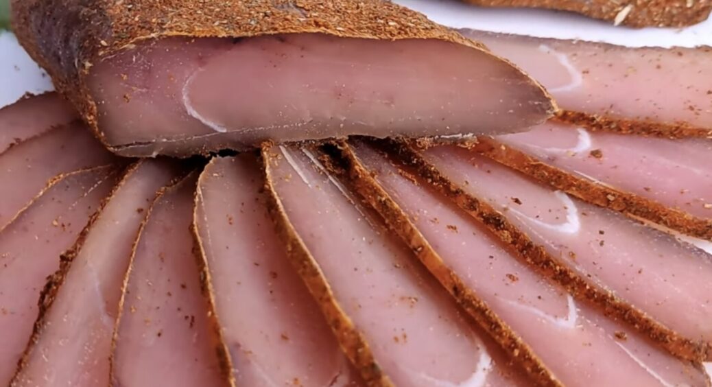 Не сало, не ковбаса і не махан: 1 смаколик із м’яса буде у всіх нарізках на новорічних застіллях — це “вау” 