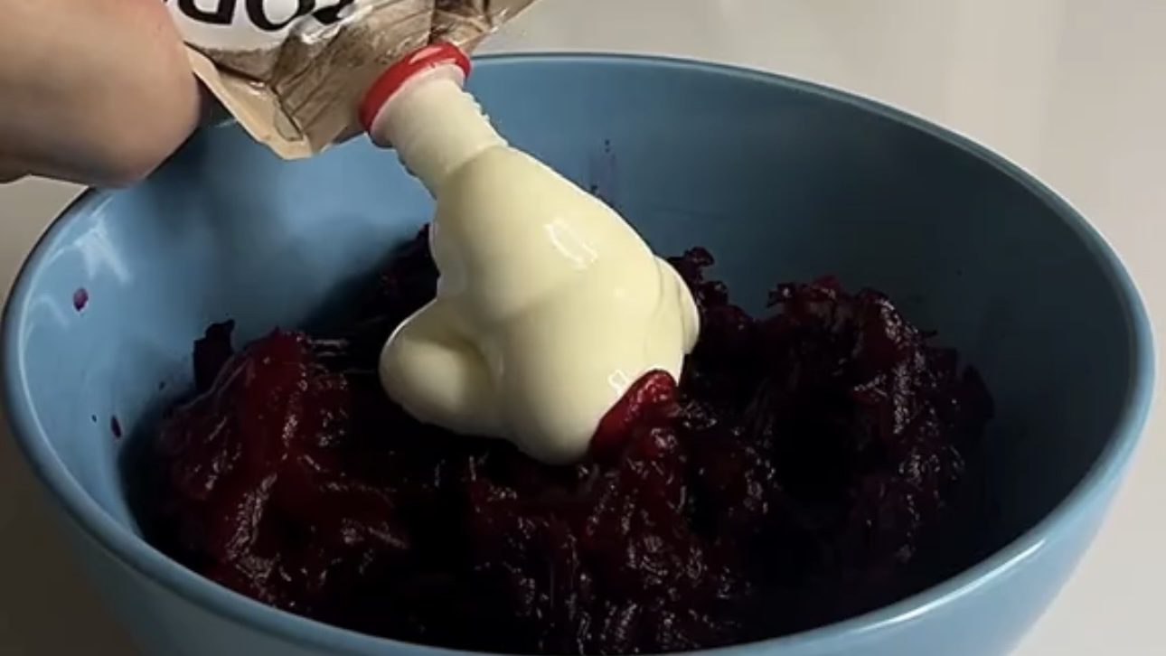 Господині розповіли, як приготувати смачні канапки з буряком і оселедцем 