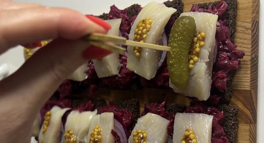 Якщо на Новий рік у гаманці “гуляє вітер” — пишіть рецепт закуски: 1 буряк, 1 банка оселедця, солоний огірок 