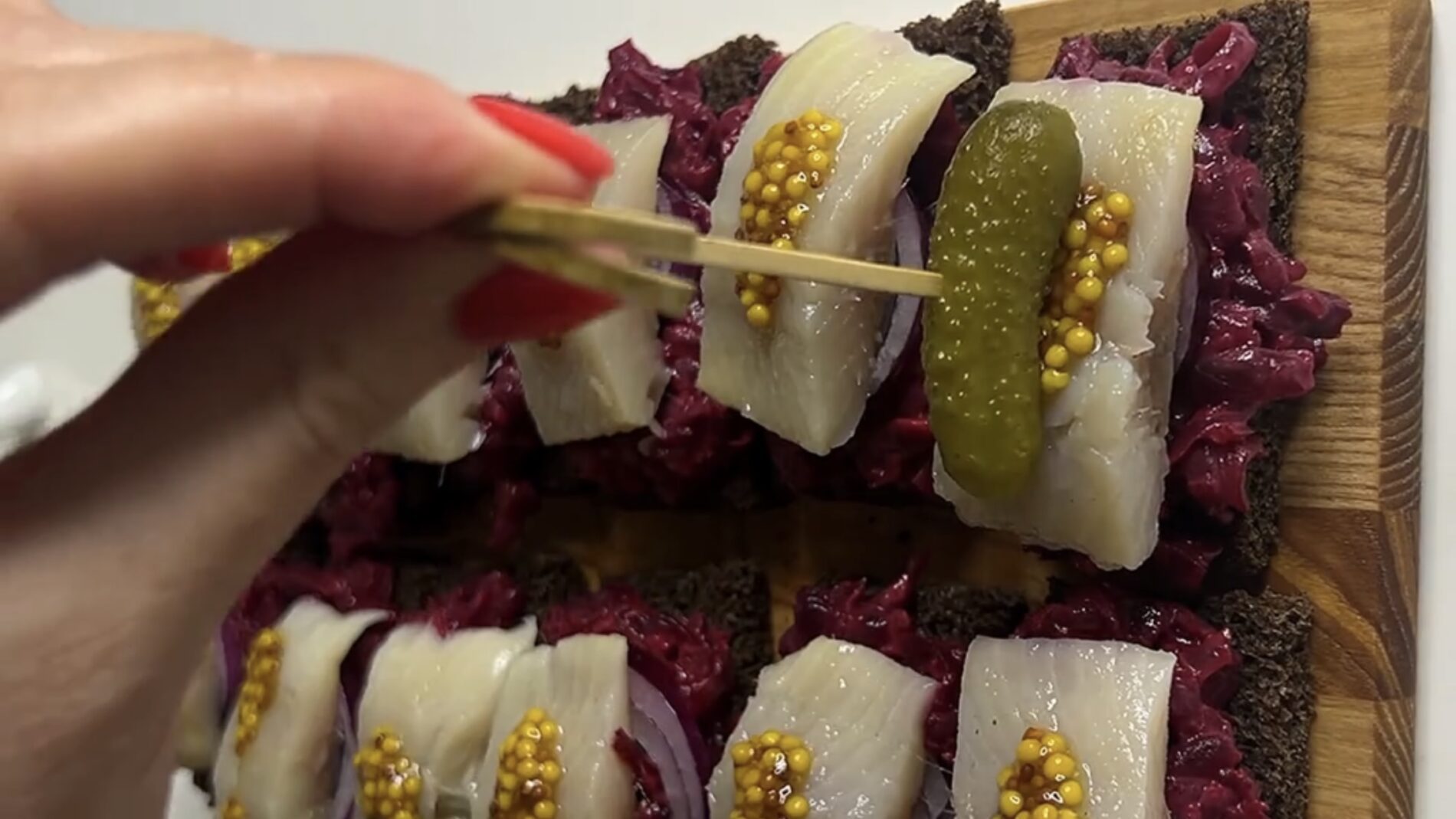 Господині розповіли, як приготувати смачні канапки з буряком і оселедцем 