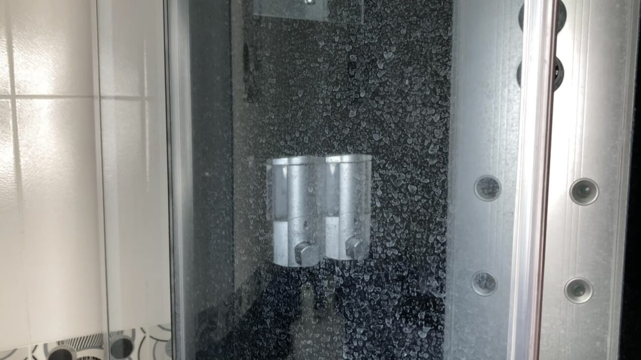 Господині розповіли, як відмити душову кабінку від вапняного нальоту Господині розповіли, як відмити душову кабінку від вапняного нальоту