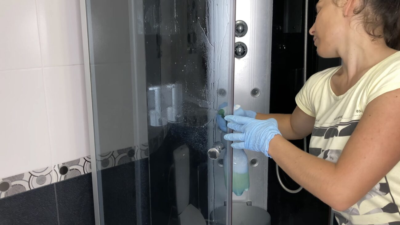 Господині розповіли, як відмити душову кабінку від вапняного нальоту