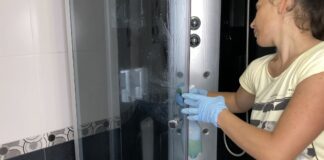 Господині розповіли, як відмити душову кабінку від вапняного нальоту 