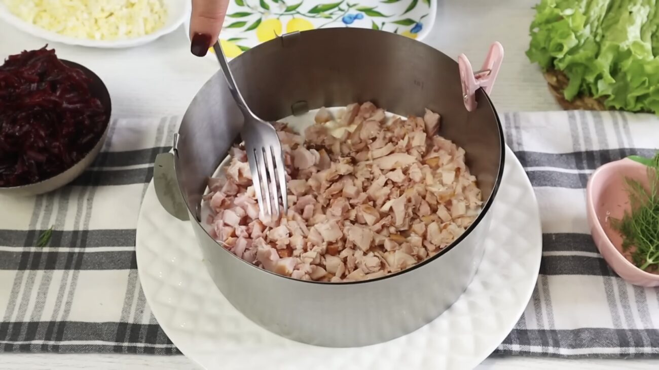 Господині розповіли рецепт салату з буряком на святковий стіл Господині розповіли рецепт салату з буряком на святковий стіл