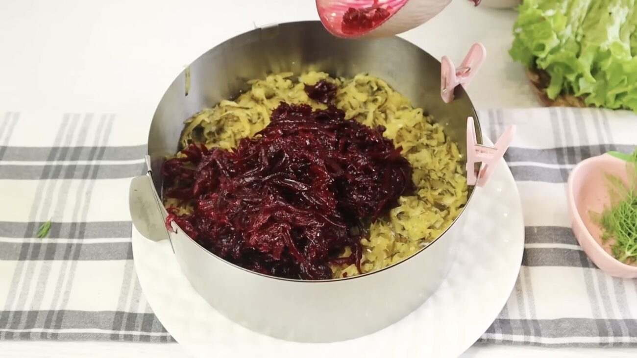 Господині розповіли рецепт салату з буряком на святковий стіл Господині розповіли рецепт салату з буряком на святковий стіл