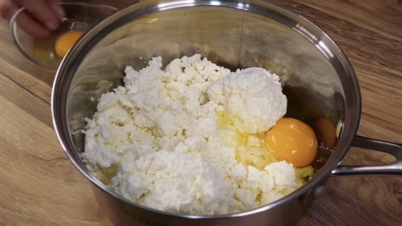 Господині розповіли, як власноруч приготувати плавлений сир Господині розповіли, як власноруч приготувати плавлений сир