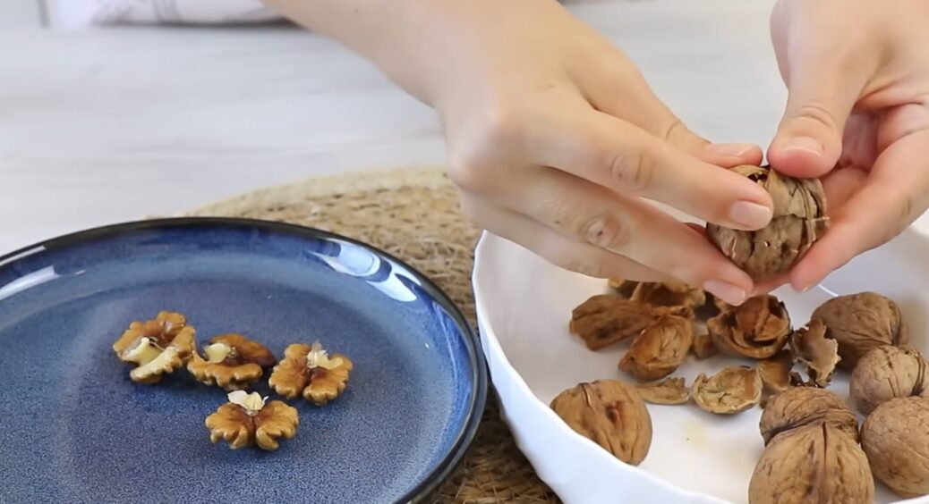 Волоські горіхи чищу цілими “метеликами” без молотка: замочую їх на 20 хвилин, шкаралупа відкривається сама 