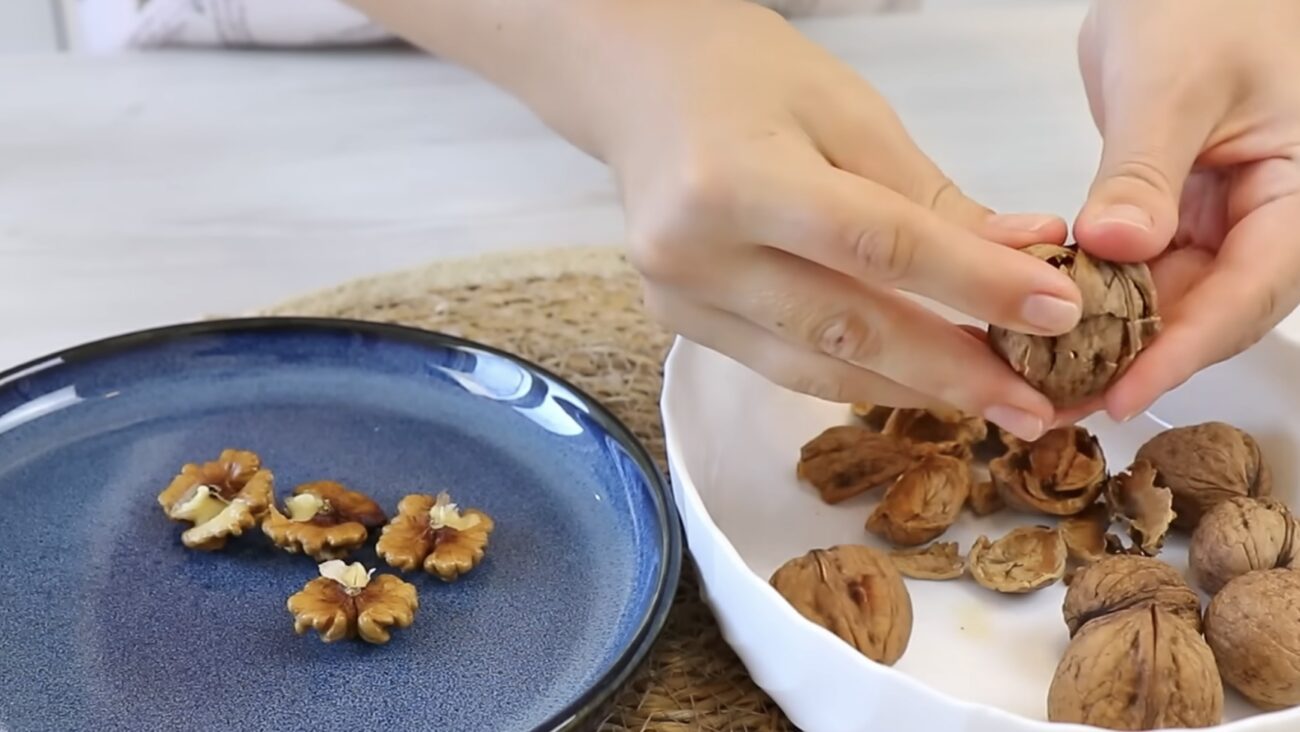 Господині розповіли, як чистити волоські горіхи, щоб серединка не кришилась