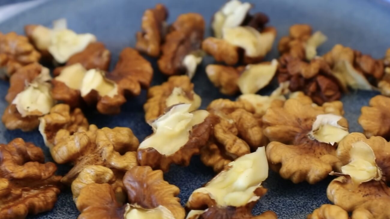 Господині розповіли, як чистити волоські горіхи, щоб серединка не кришилась Господині розповіли, як чистити волоські горіхи, щоб серединка не кришилась