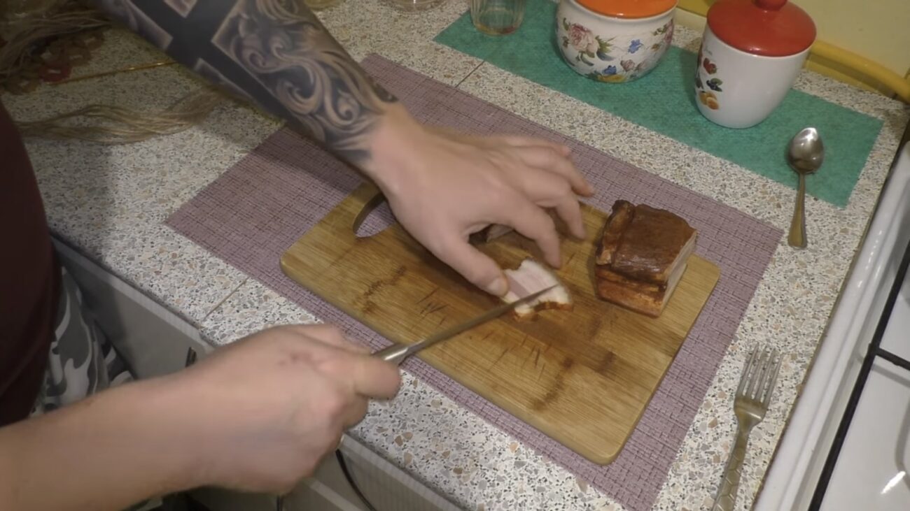 Господині розповіли, як зварити смачне сало по-українськи Господині розповіли, як зварити смачне сало по-українськи