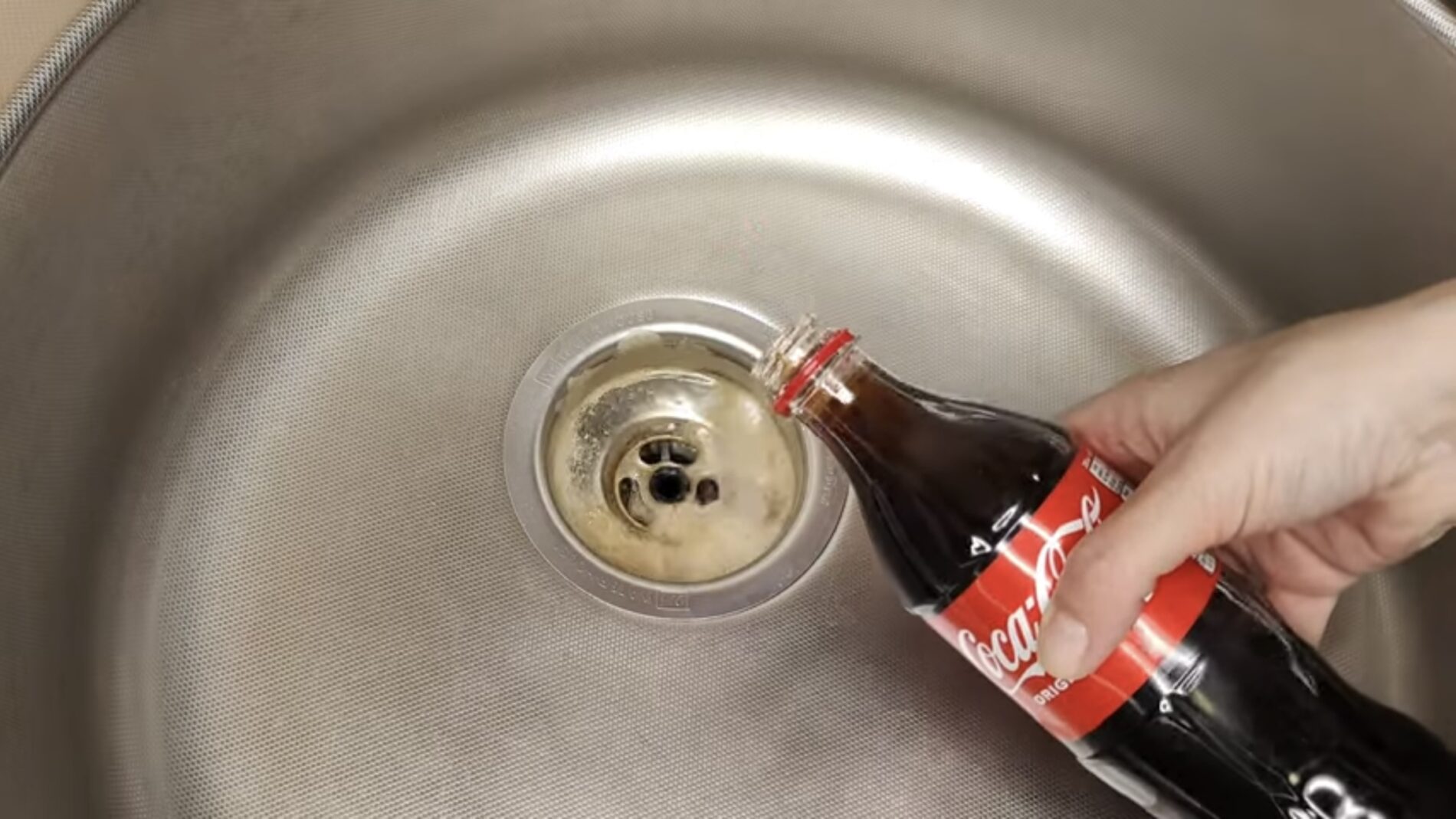 Господині розповіли, чим мити раковину, щоб вона блищала наче нова 