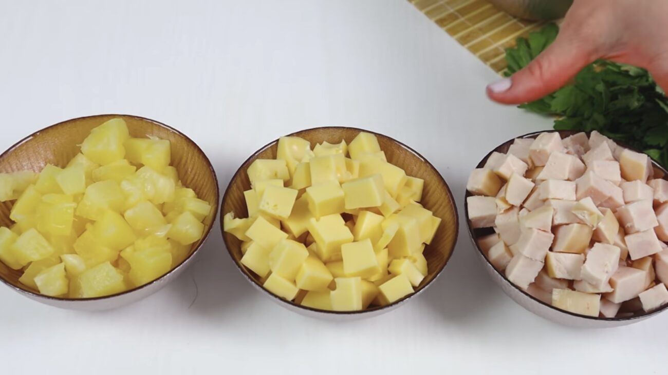 Господині розповіли, як приготувати смачний салат із трьох інгредієнтів Господині розповіли, як приготувати смачний салат із трьох інгредієнтів