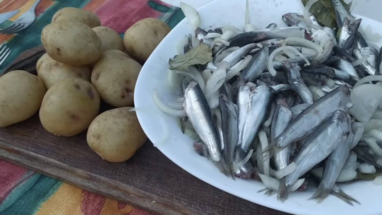 Господині розповіли, як готувати слабосолену тюльку в домашніх умовах 