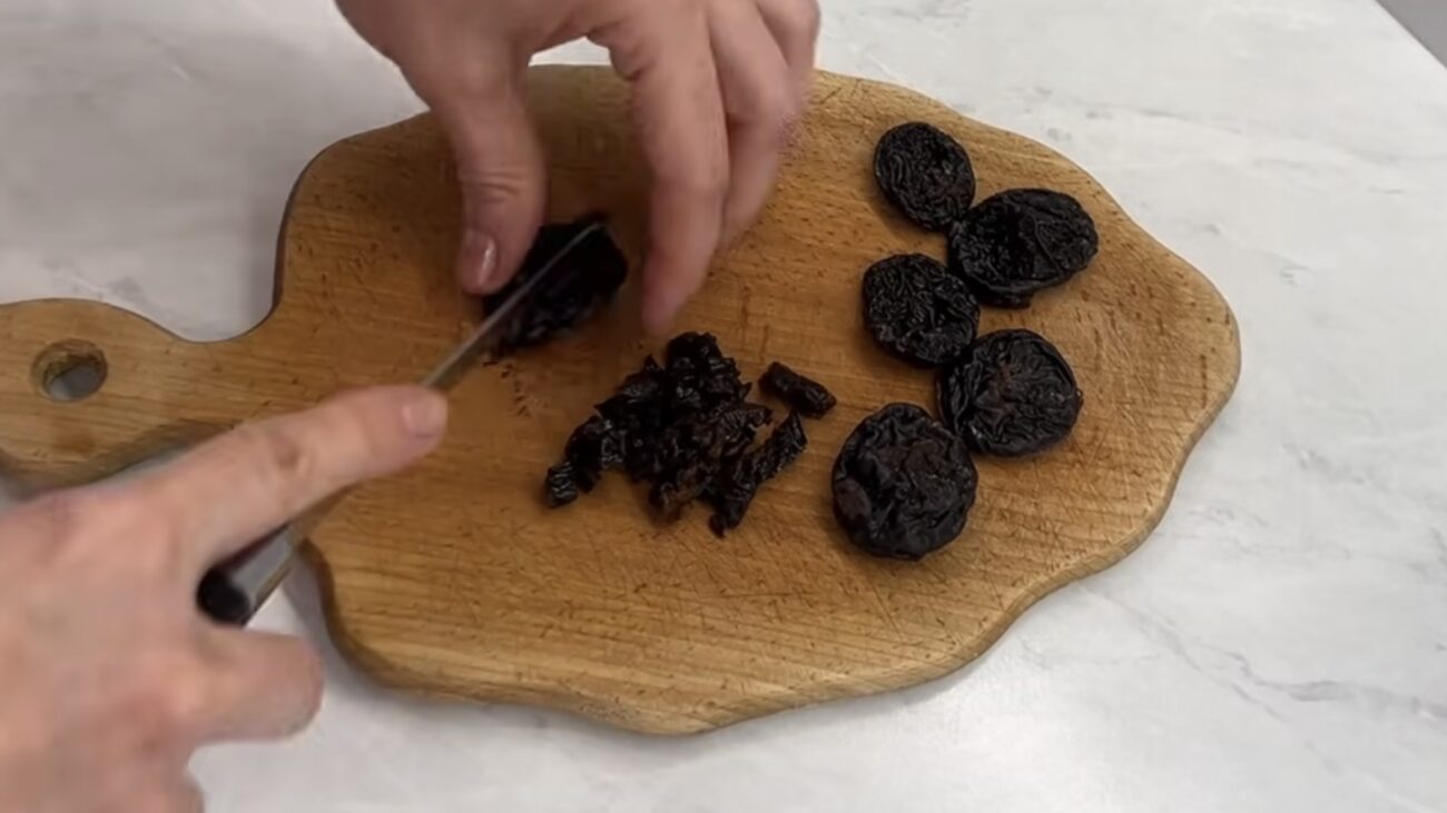 Господині розповіли, як приготувати смачну закуску з мʼясом на святковий стіл 