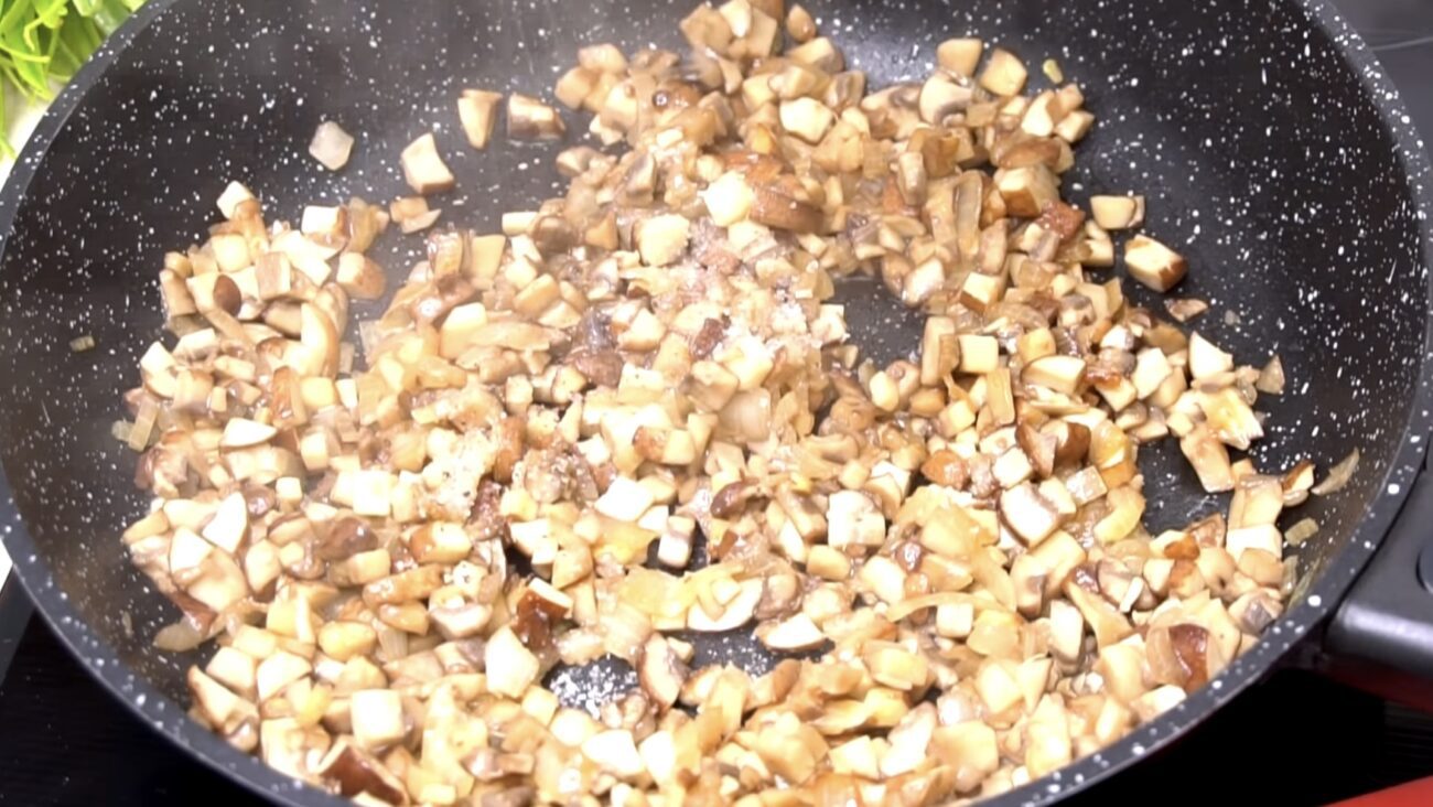 Господині розповіли, як приготувати смачний салат з ананасом  