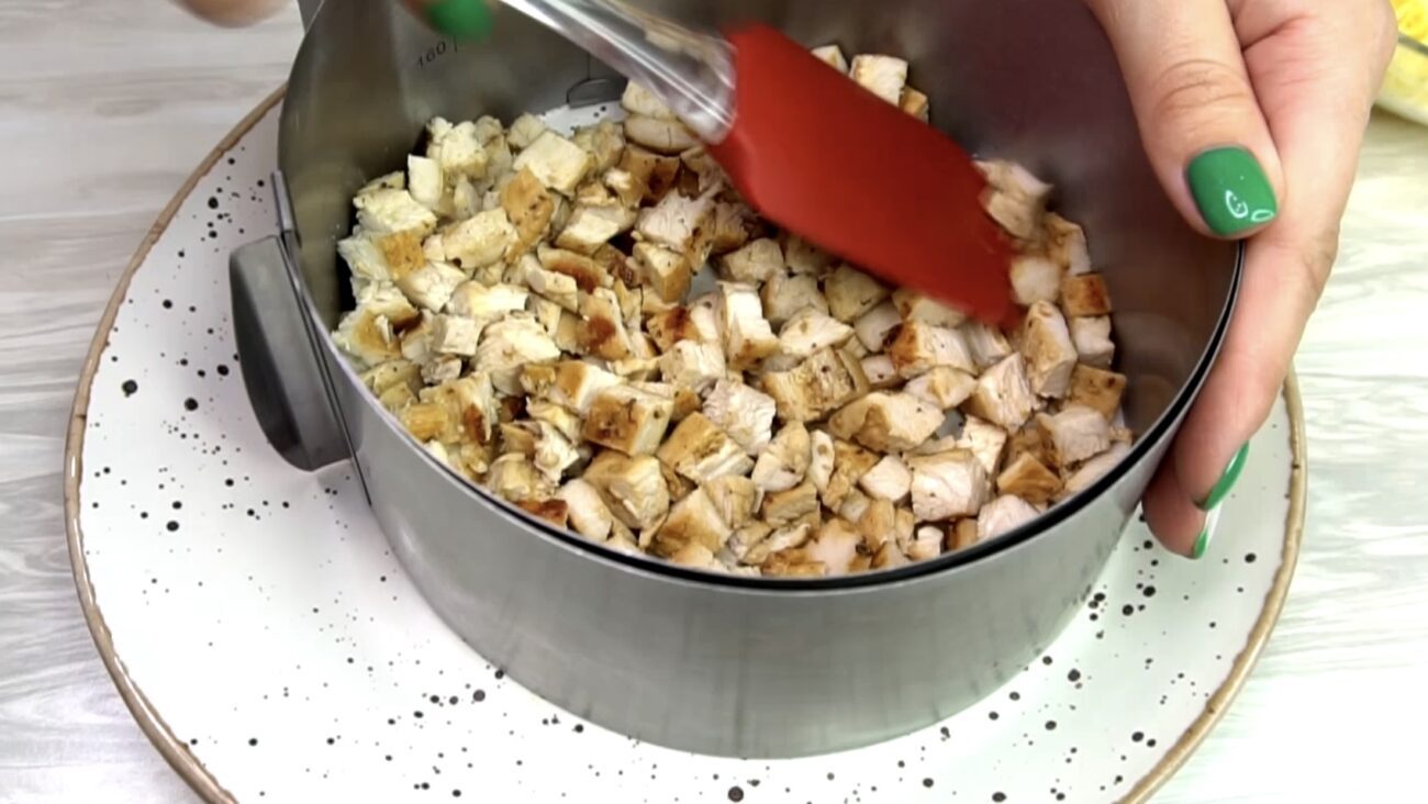 Господині розповіли, як приготувати смачний салат з ананасом  