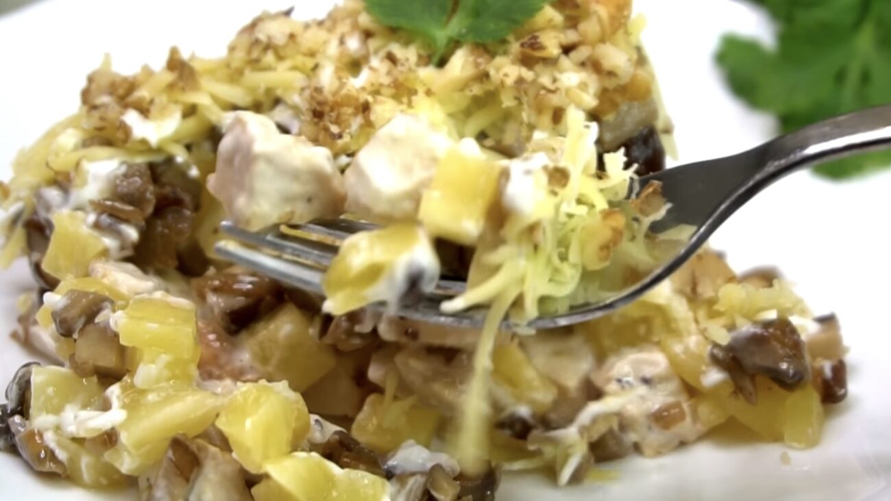 Господині розповіли, як приготувати смачний салат з ананасом  