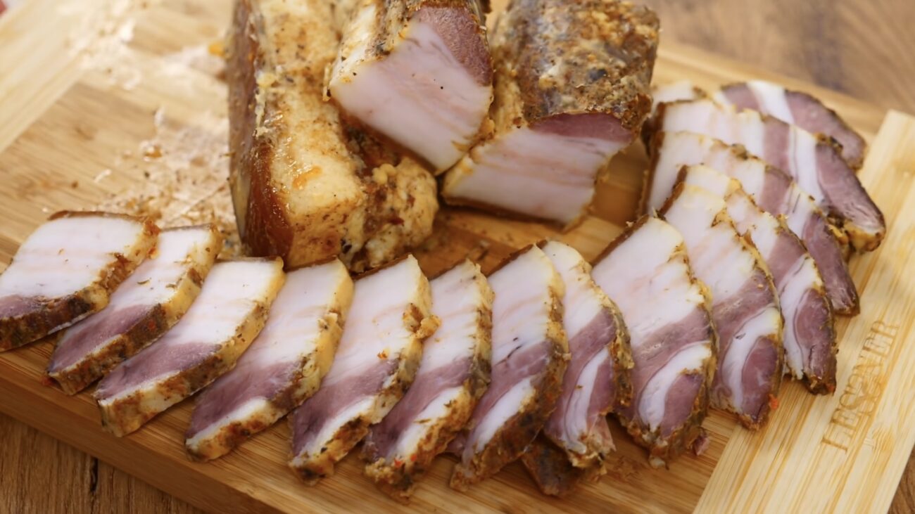 Господині розповіли, як приготувати смачне запечене сало у банці 