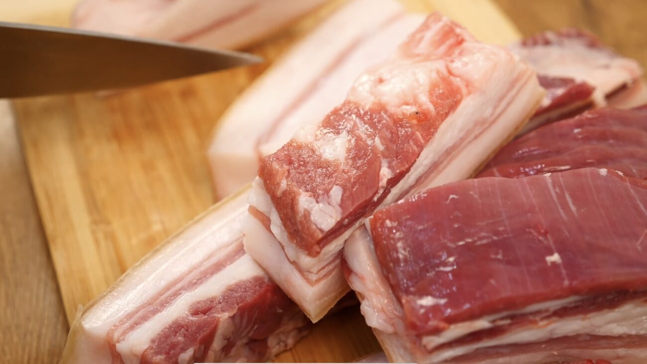 Господині розповіли, як приготувати смачне запечене сало у банці 