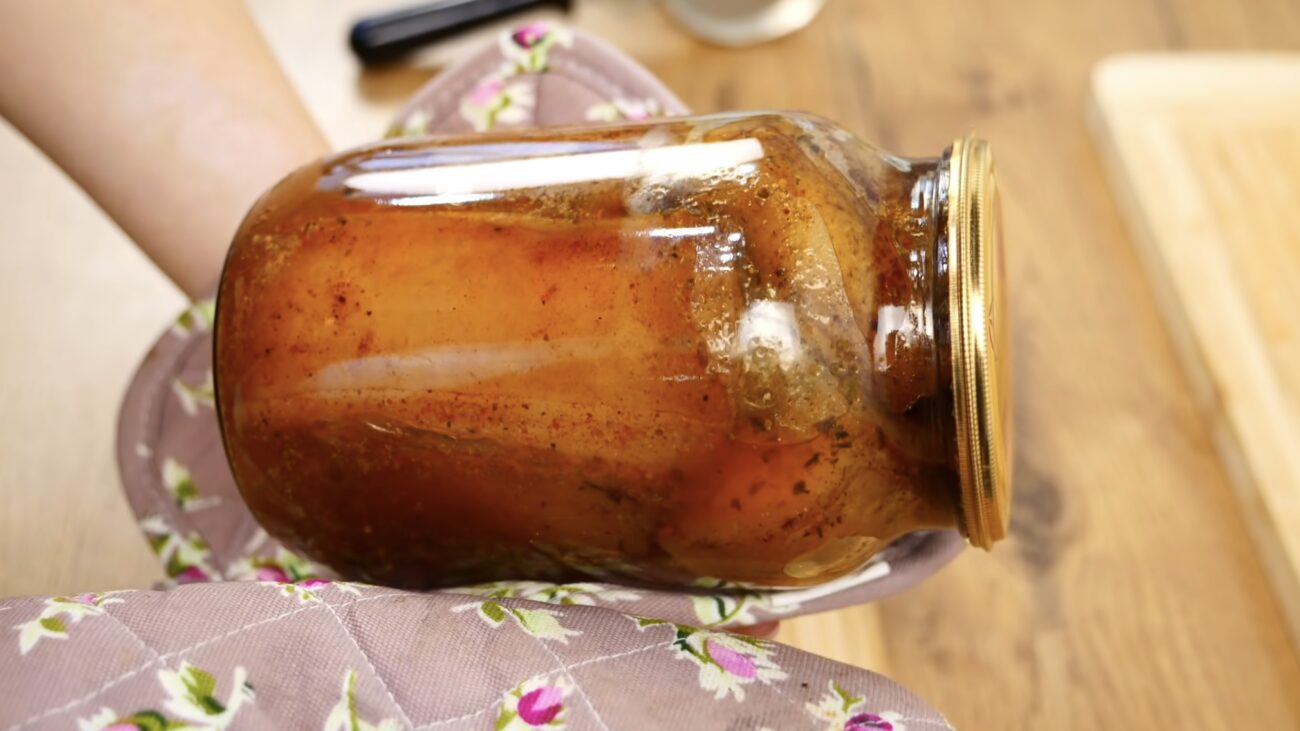 Господині розповіли, як приготувати смачне запечене сало у банці 