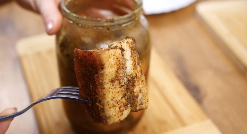 Складаю сало в банку, і запікаю у духовці: зберігається до 2 років і не псується, а смачно ніби щойно солене 