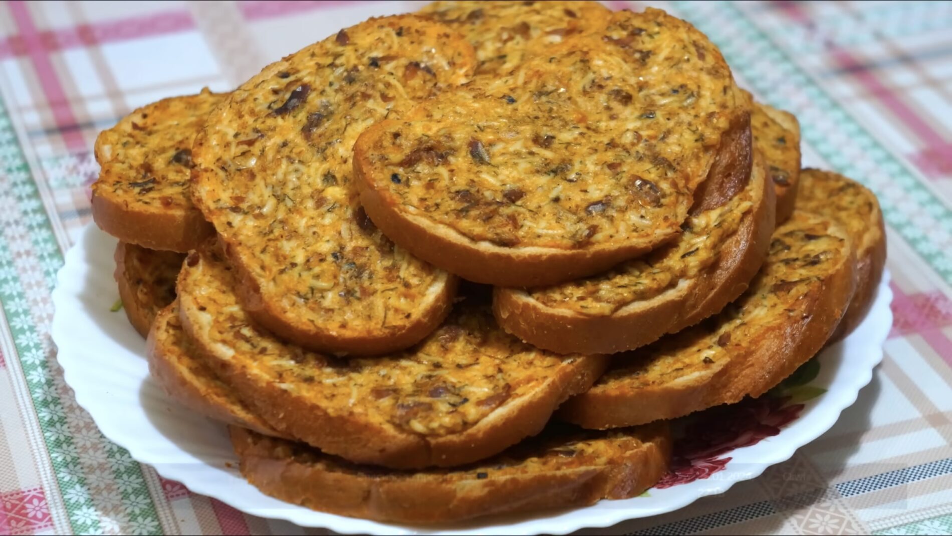 Господині показали, як приготувати смачну закуску з кільки в томаті 