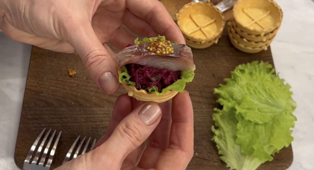 Тарталетки з оселедцем: коли набридла “шуба”, рулети і бутерброди. Гарна закуска на святковий стіл 2026 